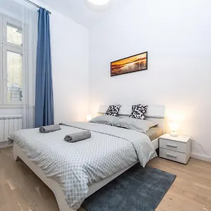 stunning-wenceslas-square-apartment.praguehotelsweb.com/